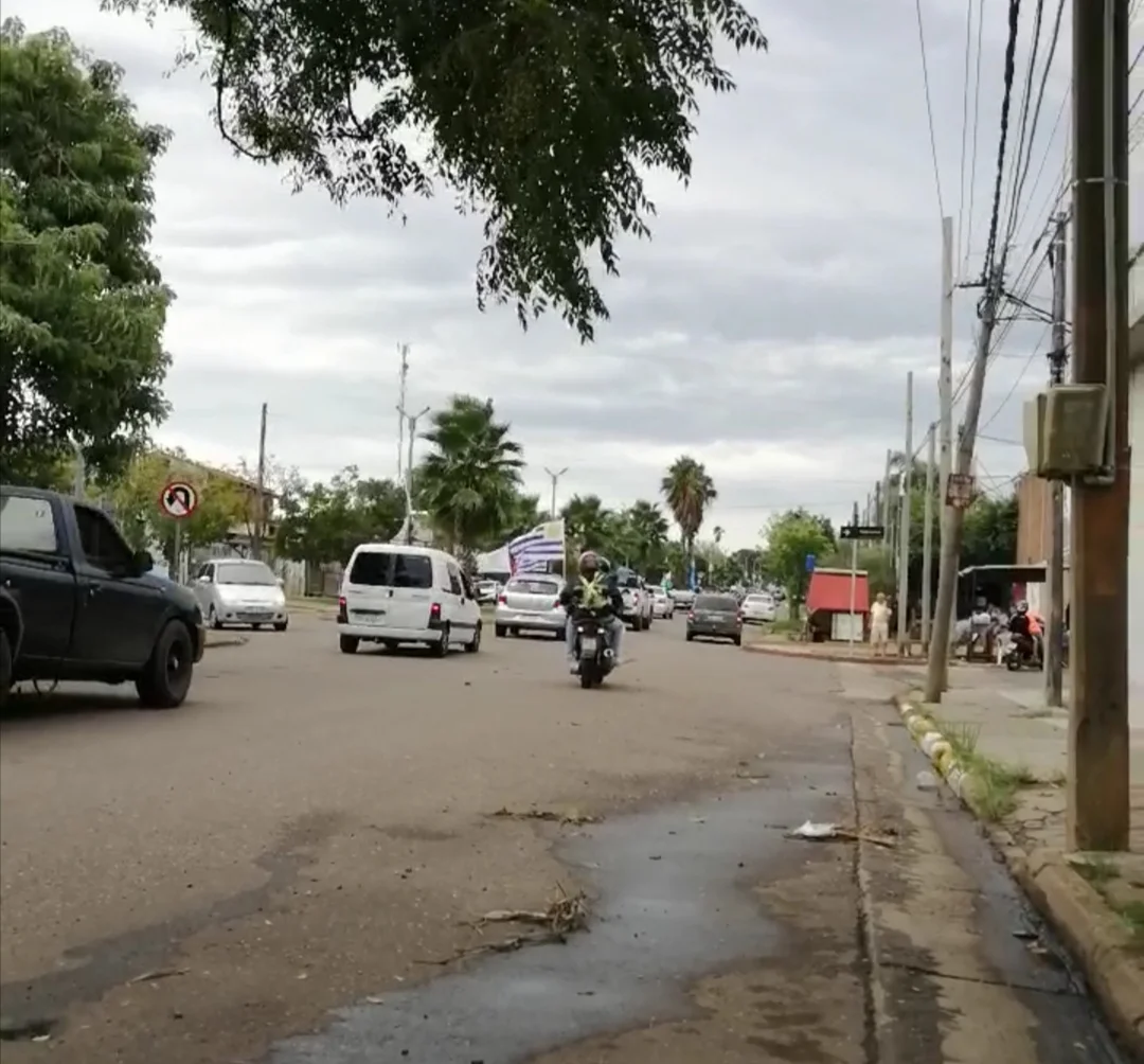 Caravana del NO en Salto Camionetas alta gama algunos caballos