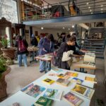 Suelta de libros en la Biblioteca Municipal en el marco del Día del Libro