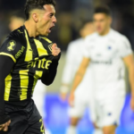 Peñarol le ganó a Liverpool 2-1 de local, pese a jugar una hora con 10